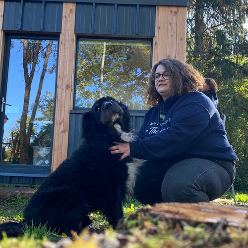 Marie-Ange, déjà gérante de plusieurs gites dans le Morvan, et Benjamin, qui travaille dans une scierie non loin de Saulieu. Vos hôtes vous accueillent en collaboration avec Homnest, une équipe passionnée par la création d'aventures étonnantes !