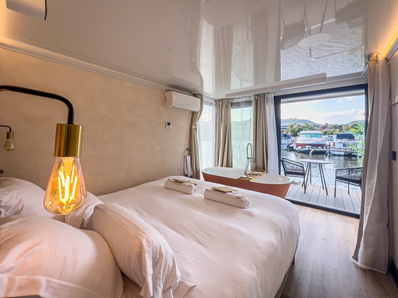 Hébergement AbracadaRoom : Suite flottante Supérieure Lit king-size Balnéo - Image 1