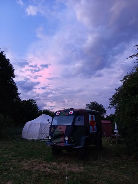 Hébergement AbracadaRoom : Jungle Tent with Vintage Military Ambulance - Image 25