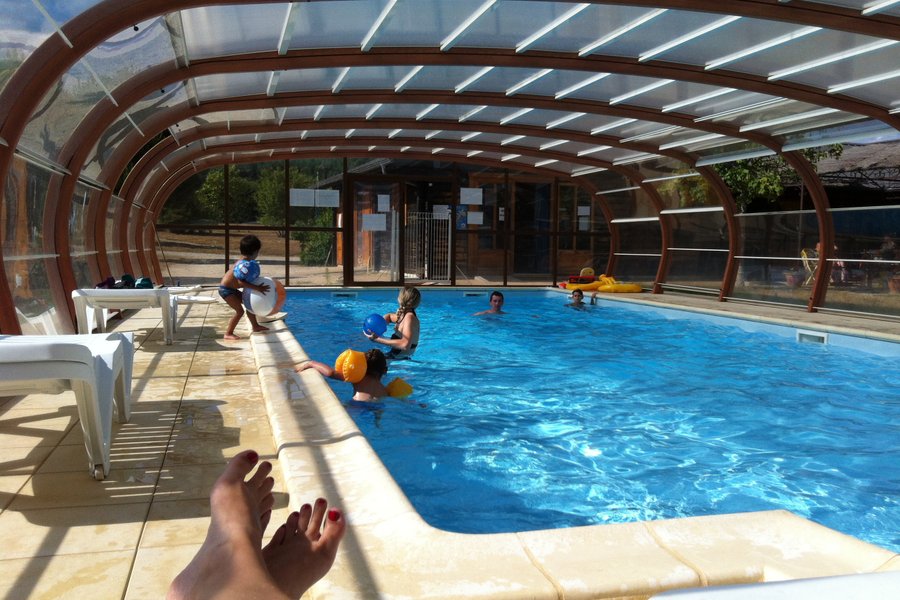 Toue Cabanée familiale au mouillage — photo 2
