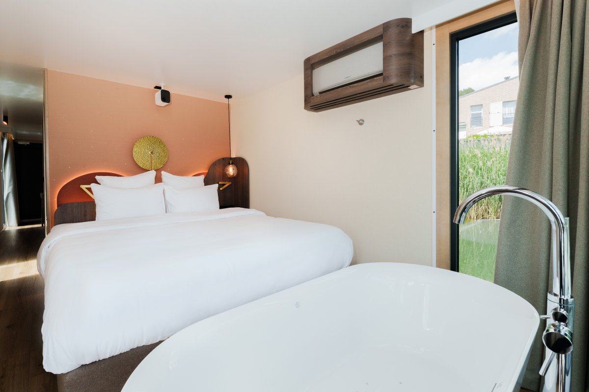 Suite flottante Supérieure Lit king-size Balnéo Sauna à L'isle Adam (6)