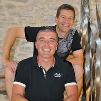Richard : 52 ans,  bon vivant, toujours joyeux et très communicatif, Richard incarne l'âme du domaine avec son accent du sud.&nbsp; Ses talents : la main verte et un goût affiné pour la décoration.Frédéric : 57 ans, cartésien et réfléchi, un bâtisseur dans l'âme, particulièrement sensible à l'esthétisme : architecture, objets design, paysages.