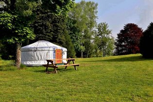 Yourte au bord d'un lac