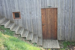 Les cabanes, autour du tilleul