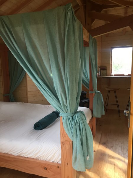 chambre-romantique-sejour insolite-pyrenees-abracadaroom