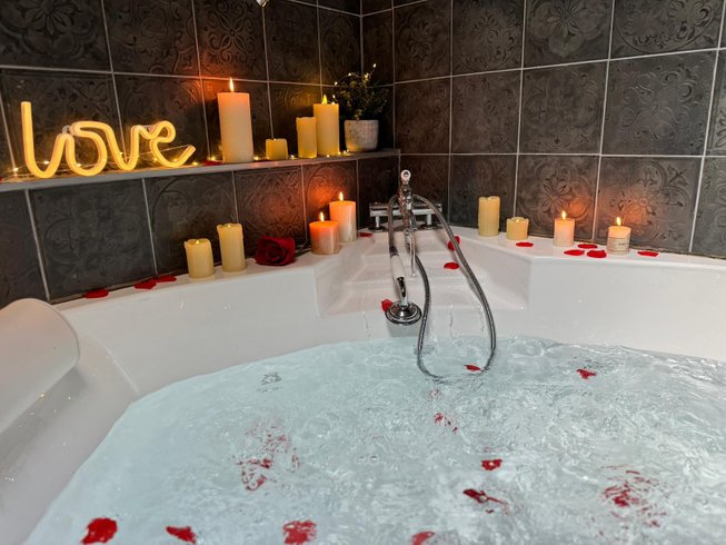 Hébergement AbracadaRoom : Jungle romantique Spa & Cinéma sous les arbres - Image 11