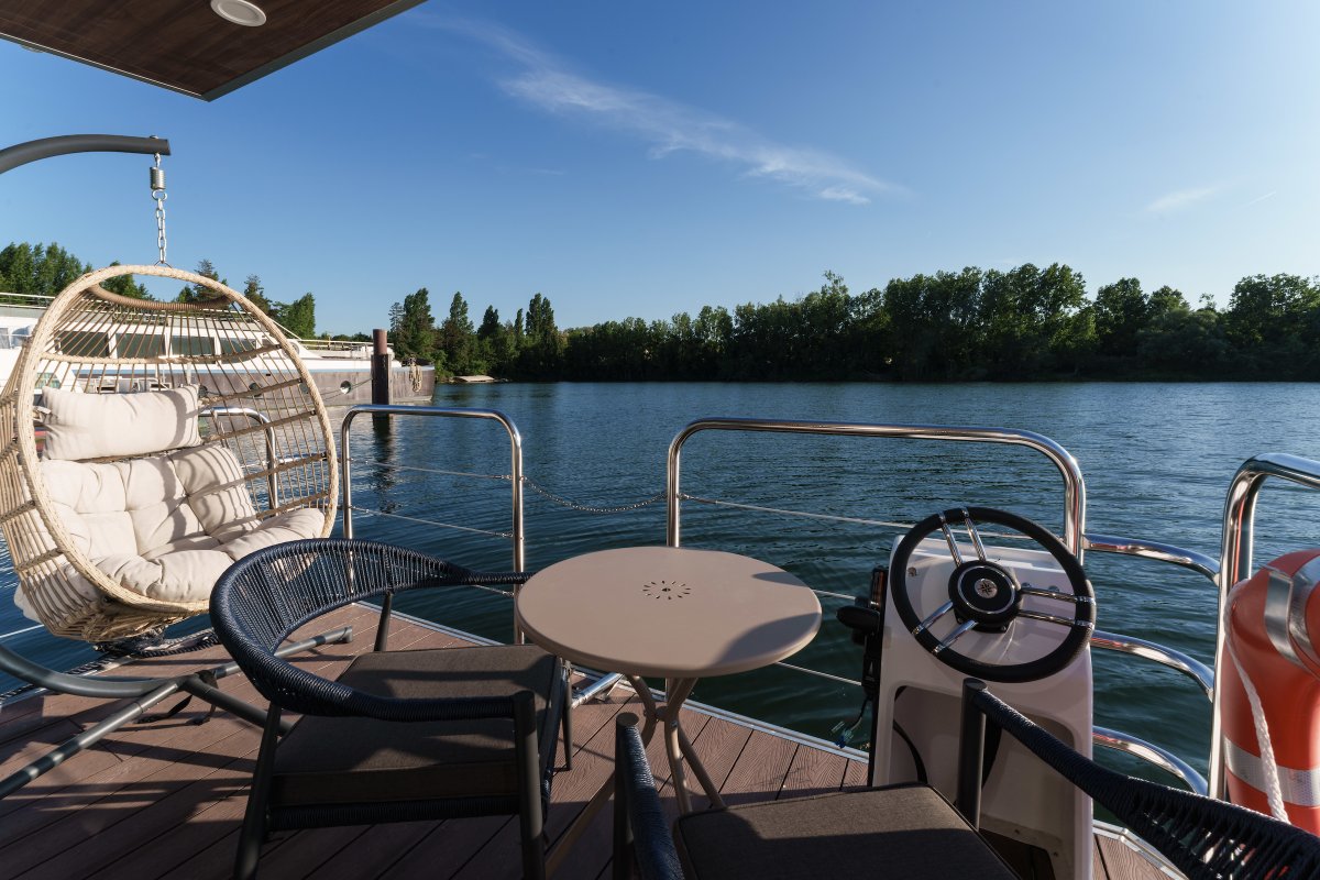 Suite flottante Panoramique Lit rond Balnéo Sauna à Saint-Martin-La-Garenne (3)