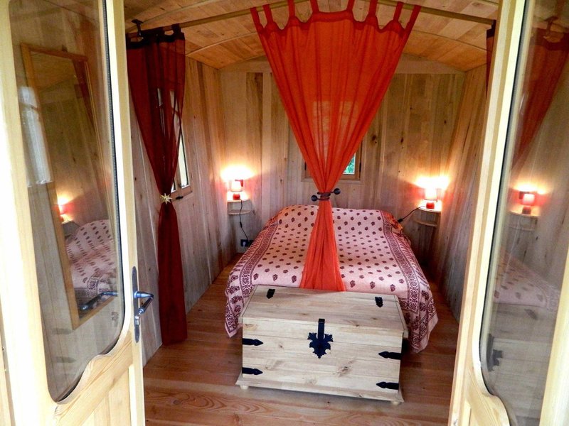 Hébergement AbracadaRoom : Roulotte tzigane - Image 7