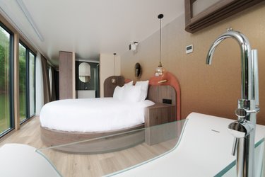 Suite flottante Panoramique Lit rond Balnéo à Poissy (2)