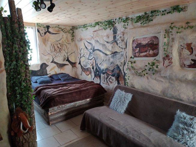 Hébergement AbracadaRoom : Homoerectus avec  accès au jacuzzi pendant 30 minutes, Petit-déjeuner, repas du soir  & Un massage bien-être 30 minutes par pers - Image 1