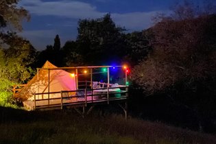 Tente dans les airs avec spa