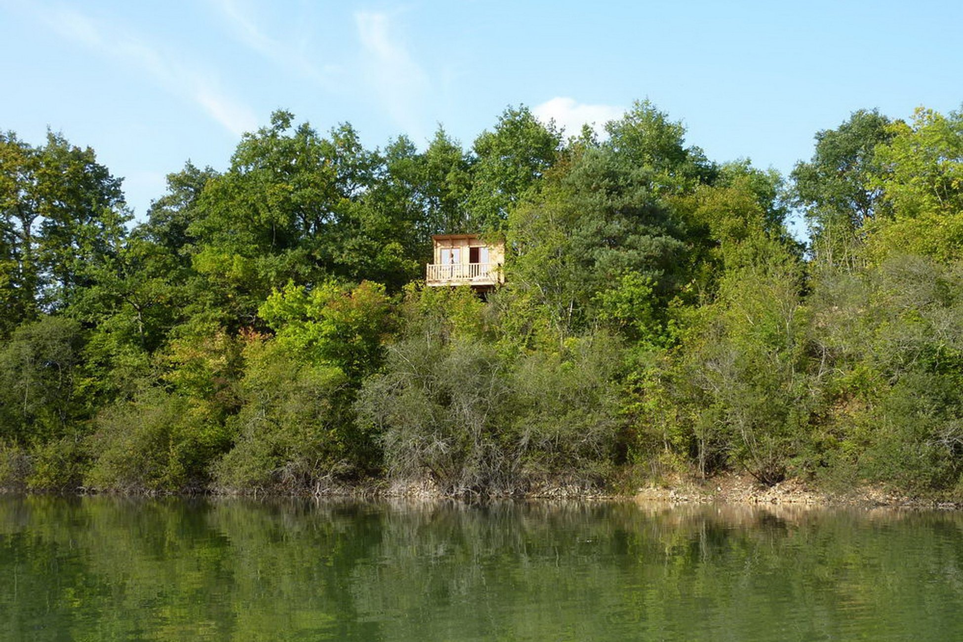 cabane falaise exterieur 2