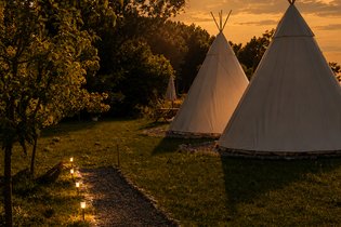 Tipi nature, coucher de soleil et petit-déjeuner