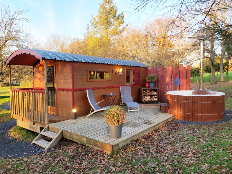 Hébergement AbracadaRoom : roulotte avec jaccuzi privé - Image 1