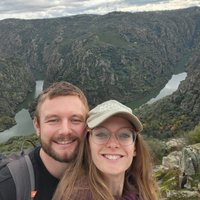 Nous sommes Manon, Quentin (et notre chien). À 200 m du monde, un sentier forestier vous mène jusqu’à votre cocon perché. Ici, place au calme, à la nature… et à la magie des cabanes ! Attention ça grimpe !