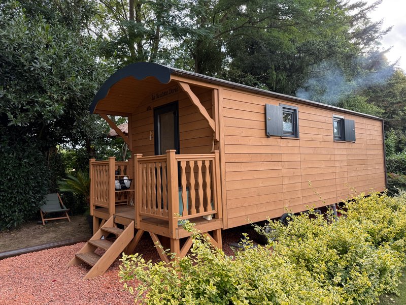 Hébergement AbracadaRoom : La roulotte dorée & bain nordique privatif - Image 2