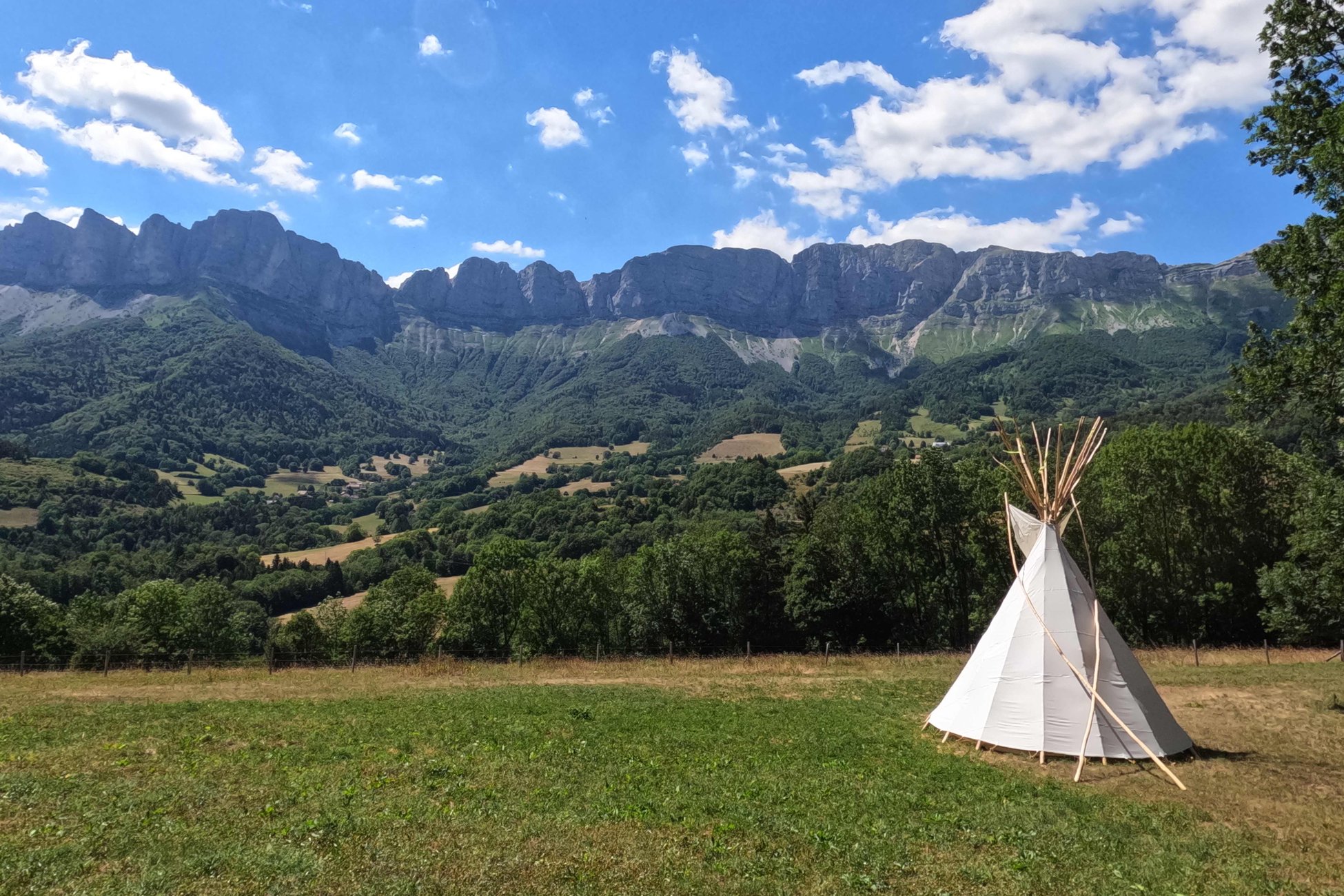 Hébergement UnicStay : Tipi au Woody Ranch, vue sur le Vercors à Château Bernard