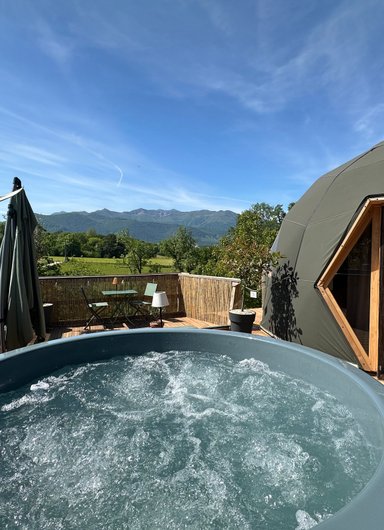 Le dôme avec spa privatif et vue sur les Pyrénées à Asson