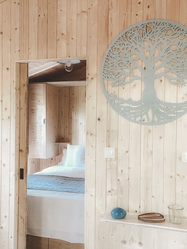 Hébergement AbracadaRoom : Cabane Aiga - Lodge sur pilotis au cœur de la nature, calme & bien-être, réservé aux adultes • linge & ménage inclus • climatisation réversible • cuisine équipée - Image 2