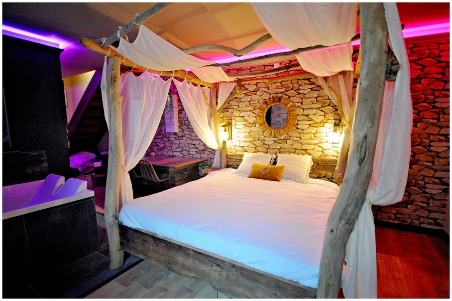 Hébergement AbracadaRoom : Évasion safari unique, SPA XXL, CASCADE D'EAU, CINÉMA PRIVÉ, 5 min du centre - Image 14