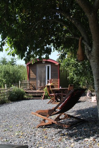 Hébergement AbracadaRoom : La Roulotte Kala et son spa jacuzzi - Image 1