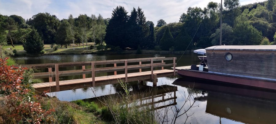 Hébergement AbracadaRoom : Toue cabanée accostée - Image 1