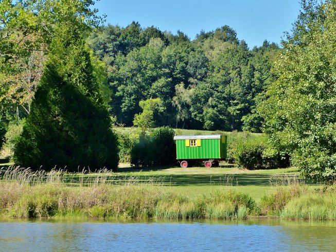 Hébergement AbracadaRoom : Petite Roulotte au bord d'un lac - Image 1