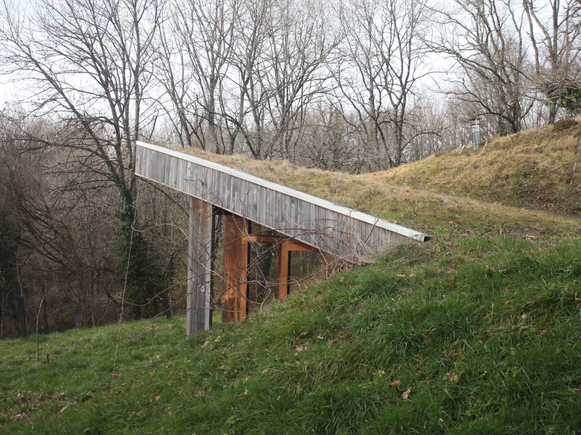 Les cabanes autour du tilleul, La cabane rouge