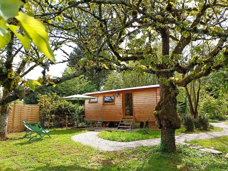 Hébergement AbracadaRoom : La Roulotte du Domaine de la Comté & Spa - Image 3