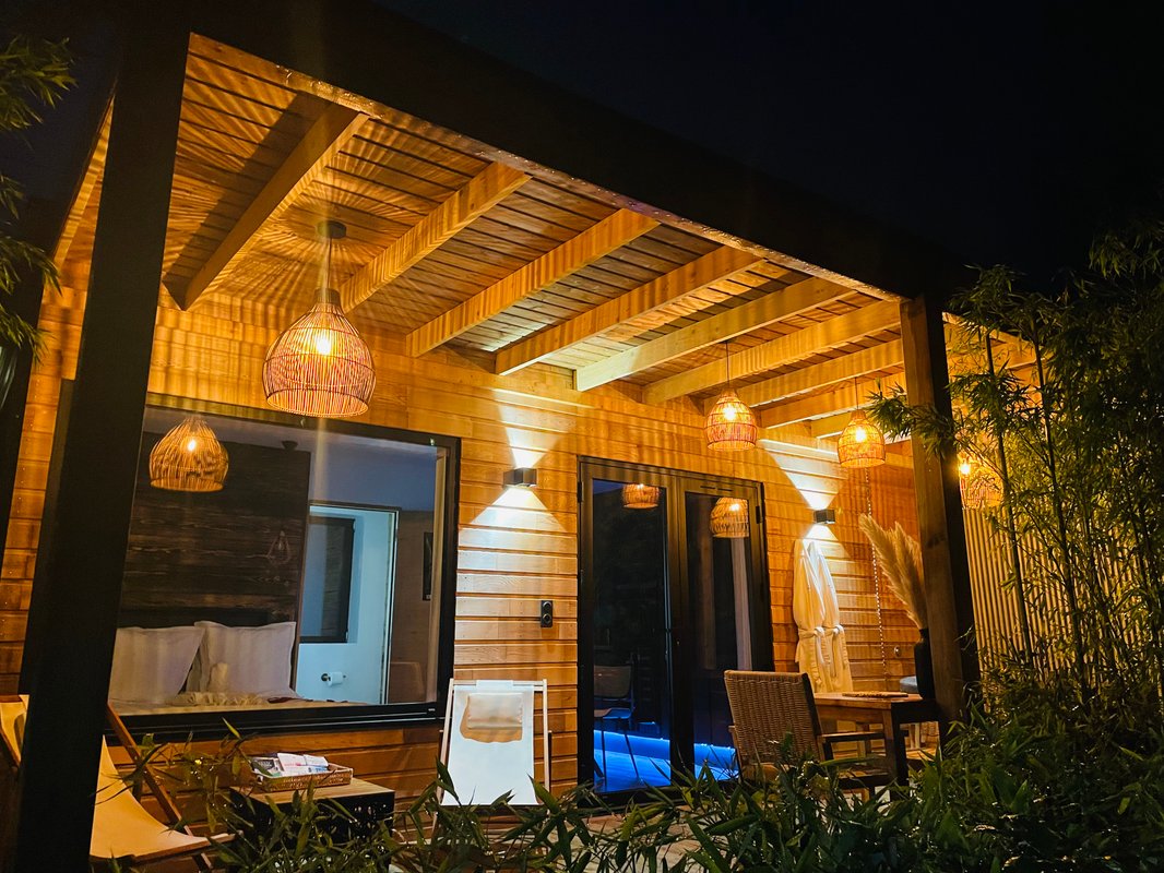 Lodge haut de gamme & bain nordique privatif au bord du Canal de Briare à 1h15 de Paris à Montcresson (46)