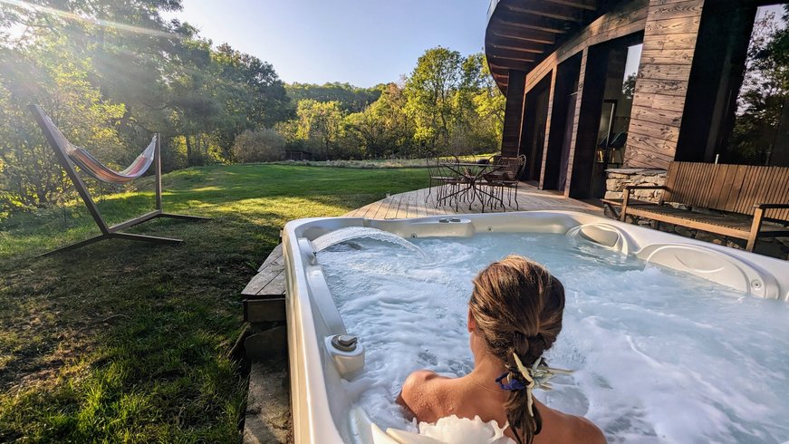 Hébergement AbracadaRoom : La Bulle d'Eau : écolodge au milieu des volcans avec Spa privatif - Image 1