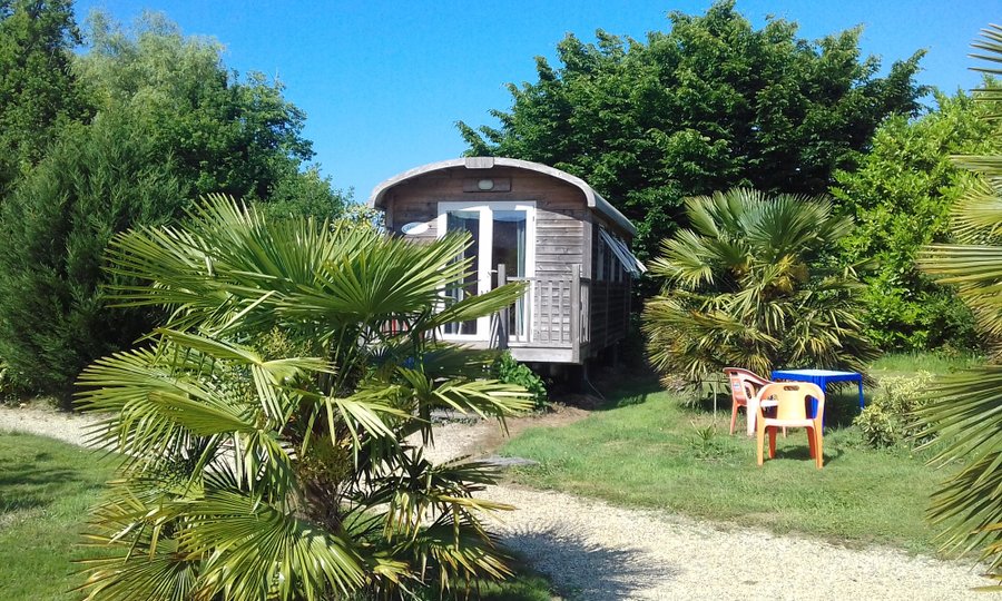 exterieur- roulotte-sejour insolite-bretagne-abracadaroom