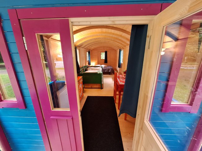 Hébergement AbracadaRoom : La roulotte du village insolite - Image 2