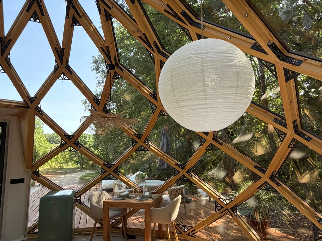 Un seul espace ouvert sous une voûte de bois et de verre