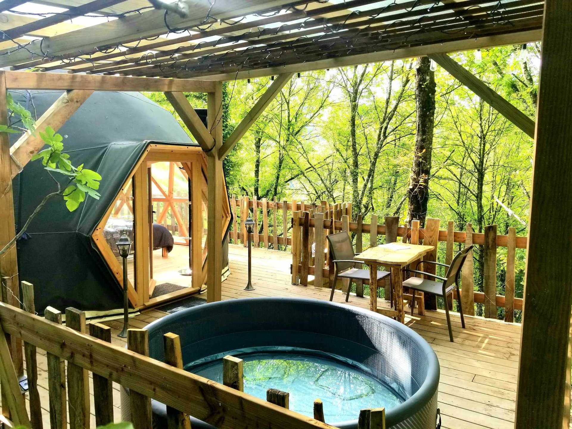 Dôme perché sur pilotis & spa proche rivière