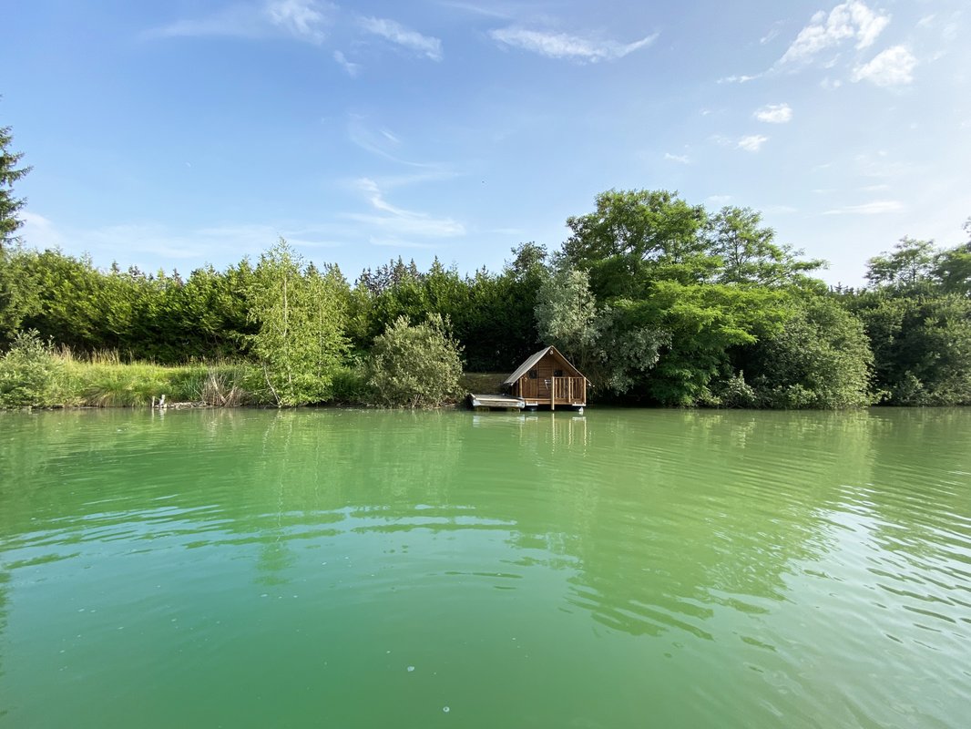 Cabane sur l'eau à Gravon (1)