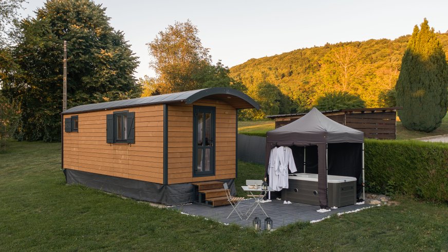 Hébergement AbracadaRoom : La Roulotte Paradis : insolite, SPA privatif, piscine - Image 4