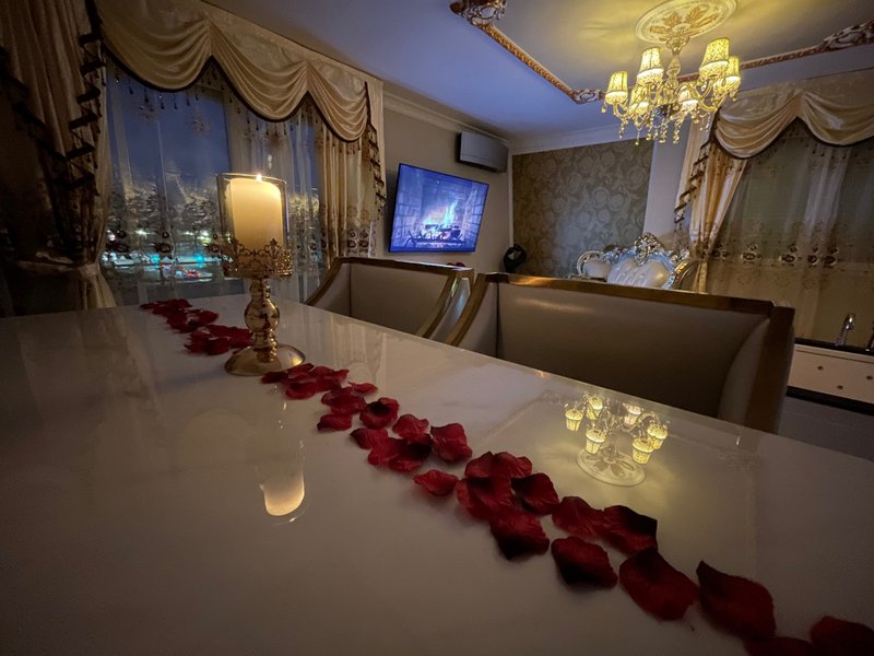 Hébergement AbracadaRoom : Love Room Spa - Le Petit Versailles - Image 9