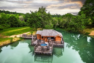 Cabane du Lac & Spa à Saint- Martin Des Combes (1)