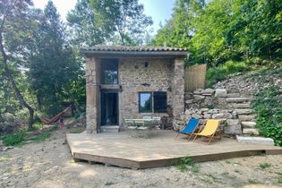 Cabane autonome dans les bois