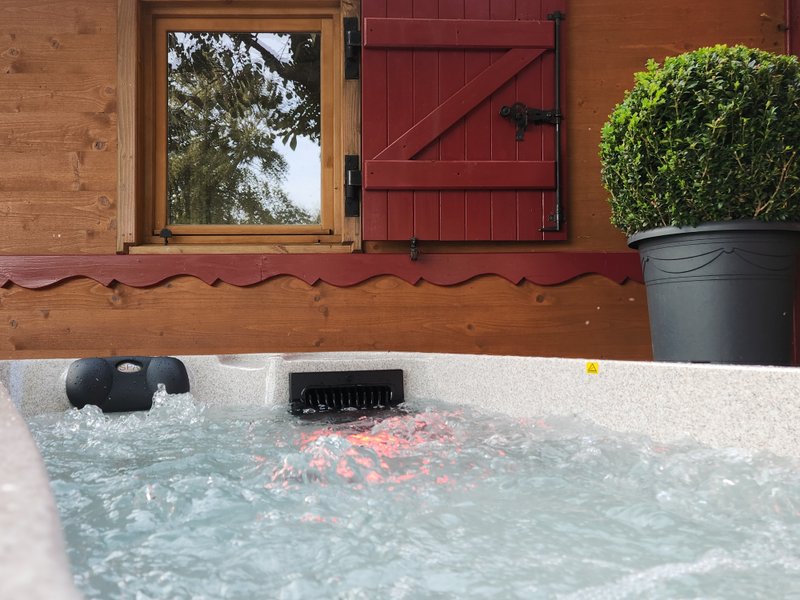 Hébergement AbracadaRoom : La Roulotte & spa - Image 3