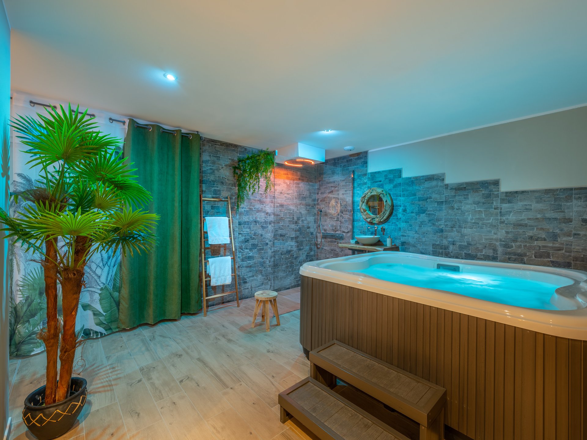 Suite Romantique lost paradise  avec spa, sauna et douche bien être