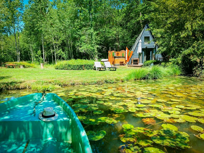 Hébergement AbracadaRoom : La Cabane du Pêcheur, chalet en A au bord d'un étang de pêche (découverte) à Sarlat - Image 2