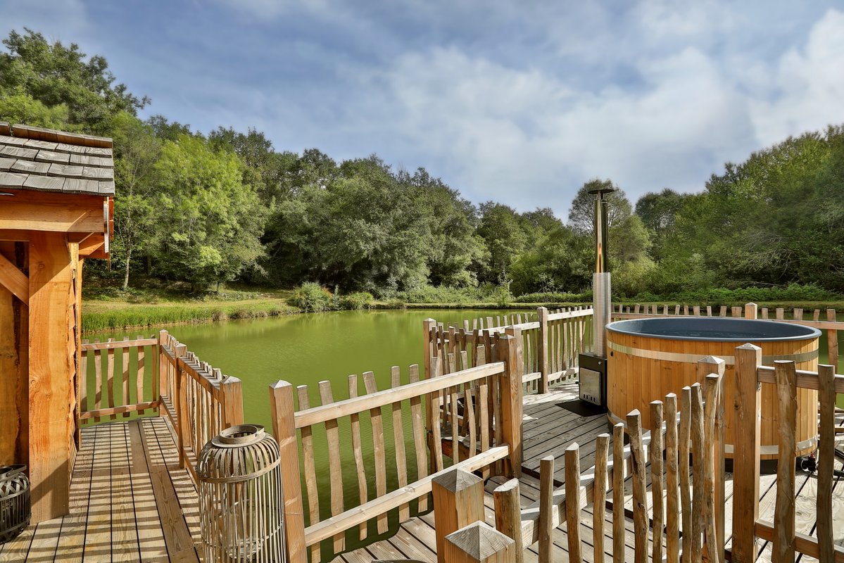 Cabane du Lac & Spa à Saint- Martin Des Combes (2)