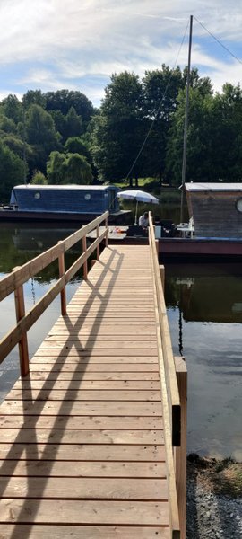 Hébergement AbracadaRoom : Toue cabanée accostée - Image 2