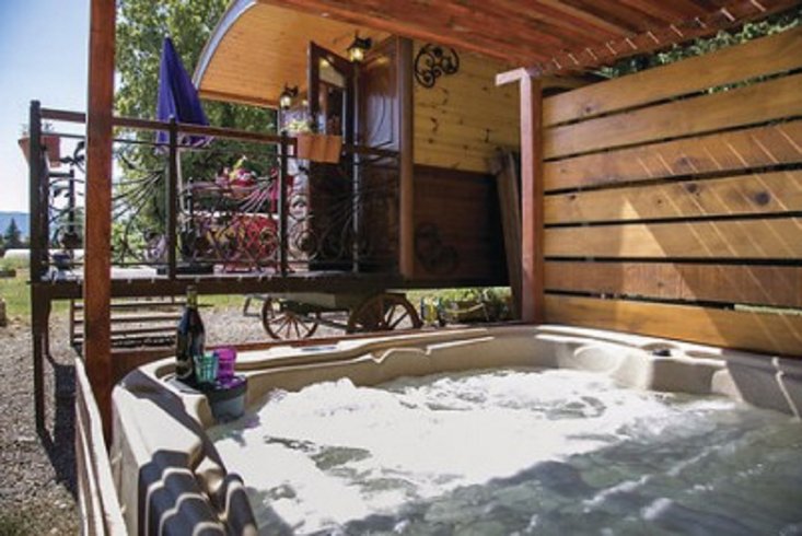 Hébergement AbracadaRoom : La Roulotte Spa bohème - Image 2