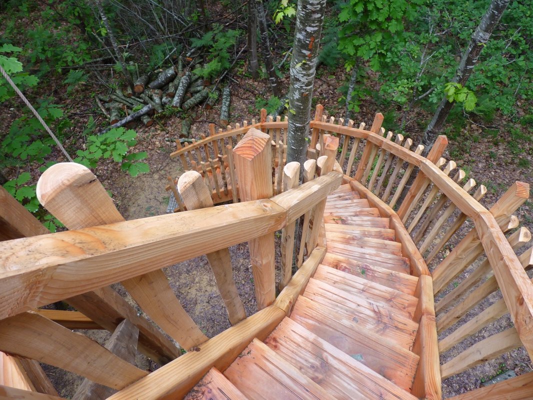 cabane_sur_pilotis2_Nids_du_bearn_foret_cabane_exterieur_abracadaroom