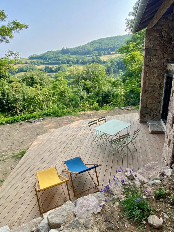 Cabane autonome dans les bois à Leynes (16)