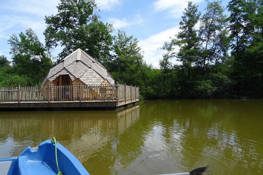 cabane sur l'eau accessible en barque