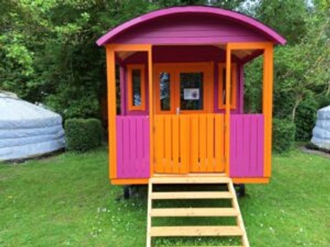 Hébergement AbracadaRoom : La roulotte du village insolite - Image 3